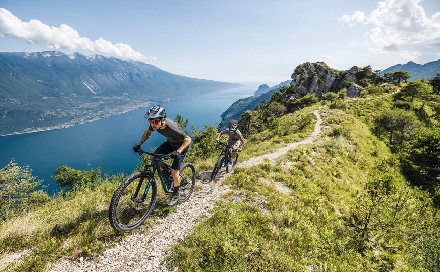 AktivHotel SantaLucia Gardasee **** © Marcus Greber Zwei Mountainbiker auf einem Bergpfad mit Seeblick