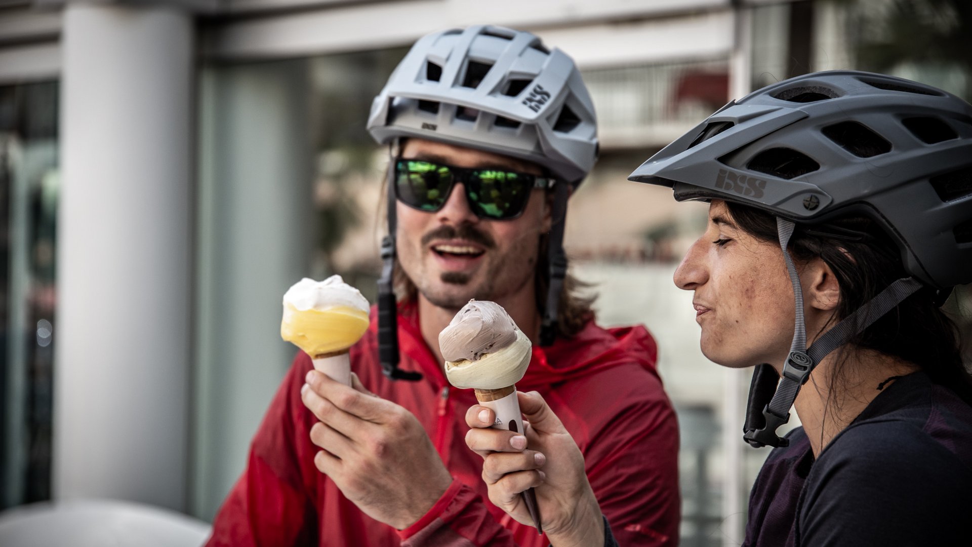 Zwei Radfahrer genießen Eiscreme im Freien