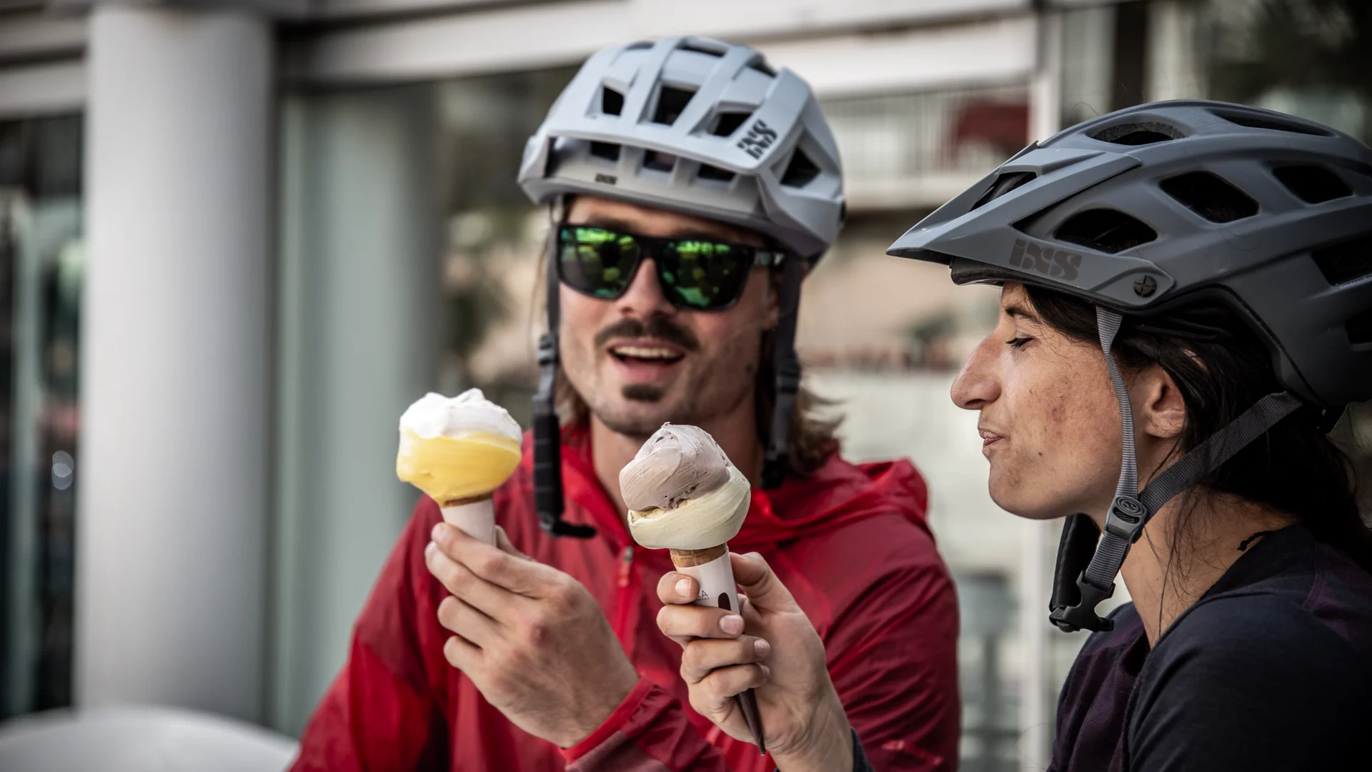 Zwei Radfahrer genießen Eiscreme im Freien