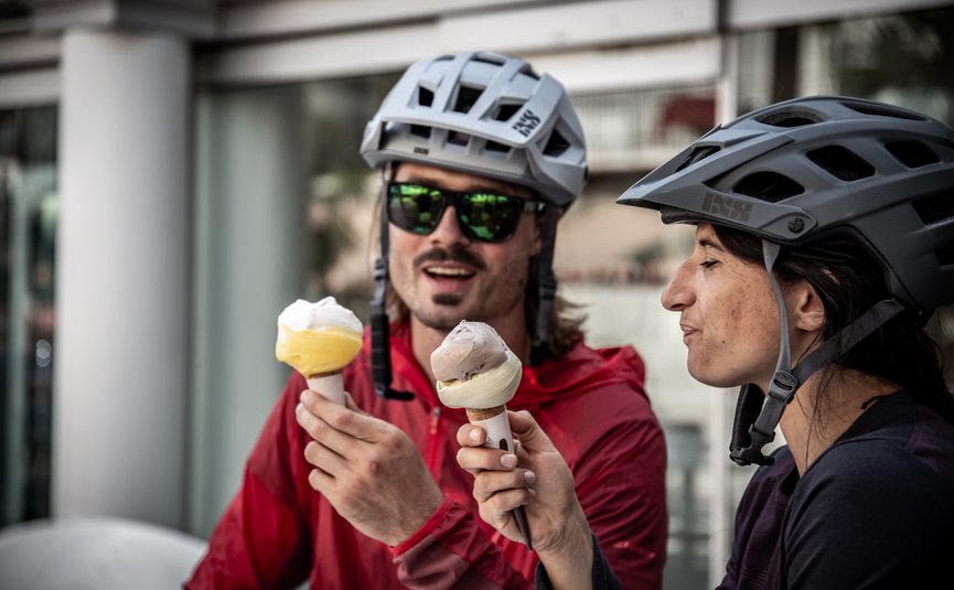 AktivHotel SantaLucia Gardasee **** © Norman Bielig Zwei Radfahrer genießen Eiscreme im Freien