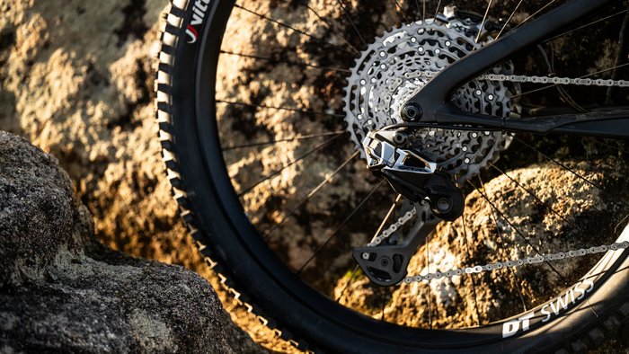 Nahaufnahme eines Mountainbike-Hinterrades mit Schaltung und grobem Reifenprofil