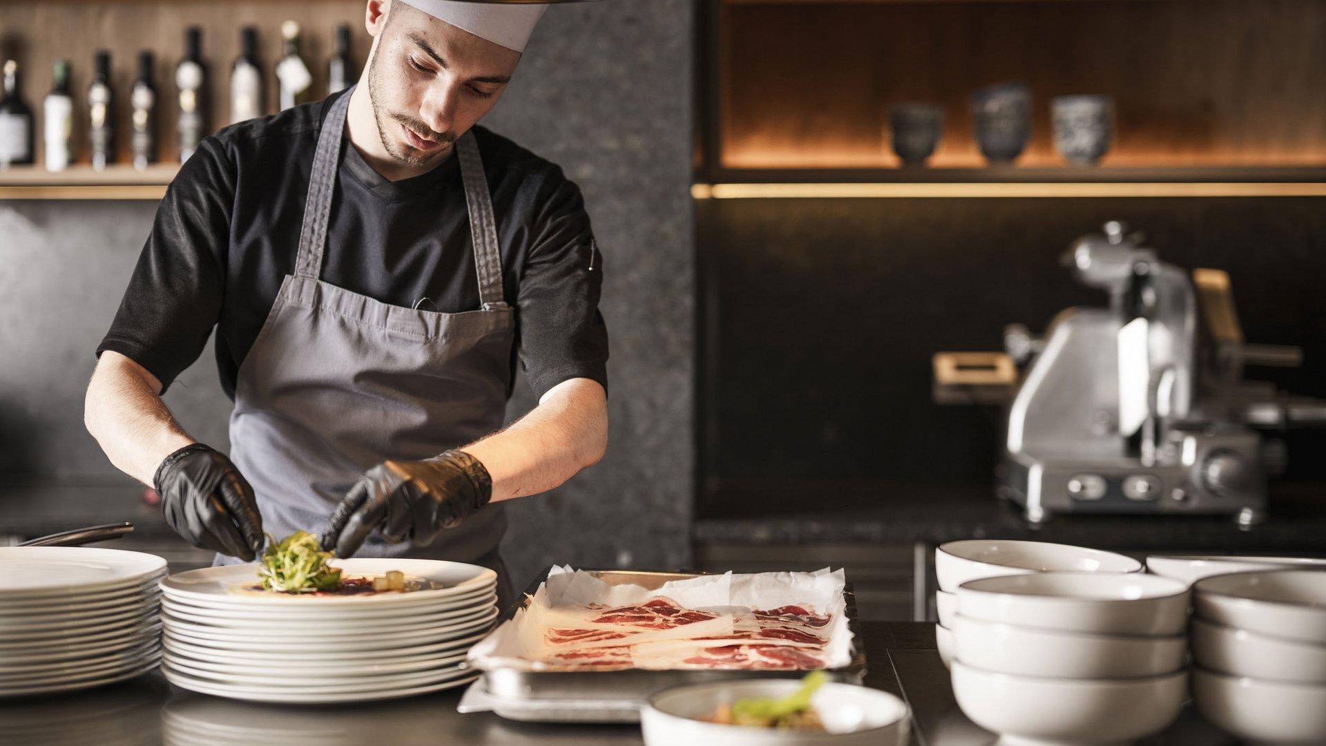 Mountainbike-Saisonstart am Kronplatz © Hannes Niederkofler Koch bereitet Speisen in moderner Restaurantküche vor