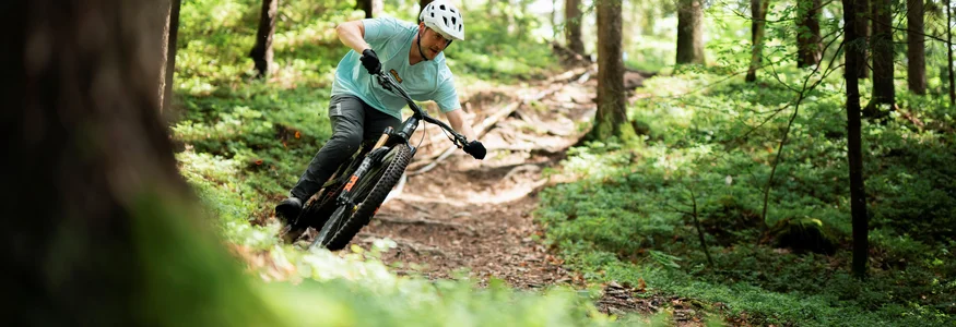 9 Gründe, warum Kočevsko noch ein echter MTB-Geheimtipp ist
© Slovenia Tourist Board - Rupert Fowler Mountainbiker fährt durch einen bewaldeten Wanderweg