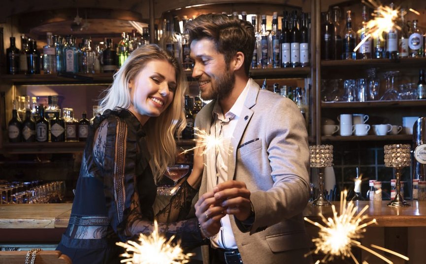 Koppel viert met vuurwerk in een bar