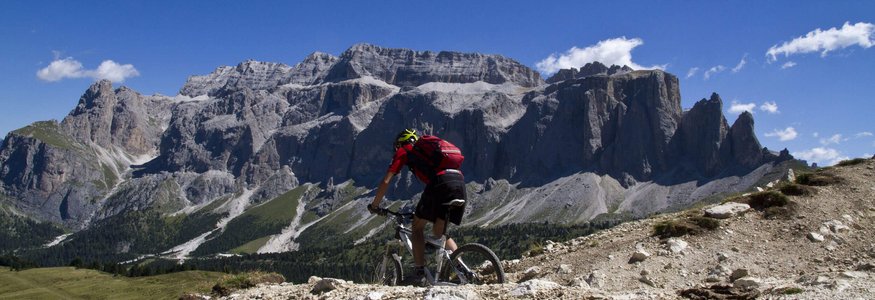 Hotel Pider ***S © Hotel Pider Mountainbiker fährt auf felsigem Pfad mit Bergen und blauem Himmel im Hintergrund