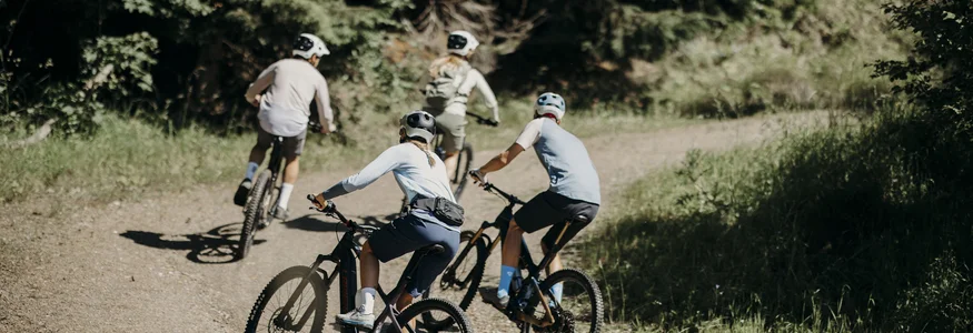 Bye bye Tauernhof, hello Dips&Drops! Gruppe von Radfahrern fährt auf Waldweg
