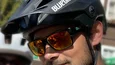 Mann mit schwarzem Bluegrass-Fahrradhelm und Sonnenbrille im Freien