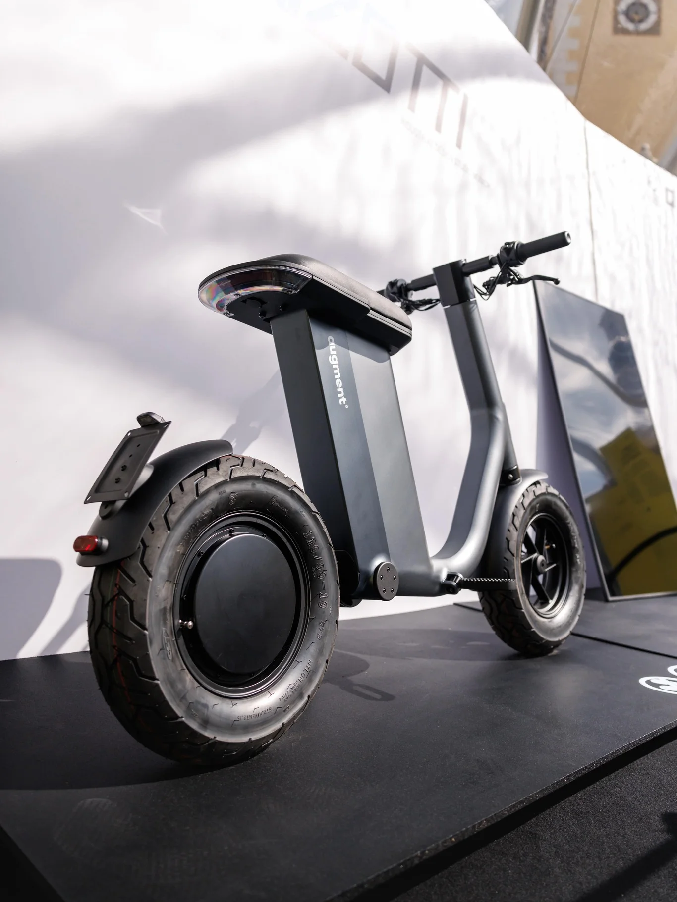 Das war die bike festa Südtirol in Brixen © Brixen Tourismus Schwarzer Elektroroller mit breiten Reifen auf einem Ausstellungsstand