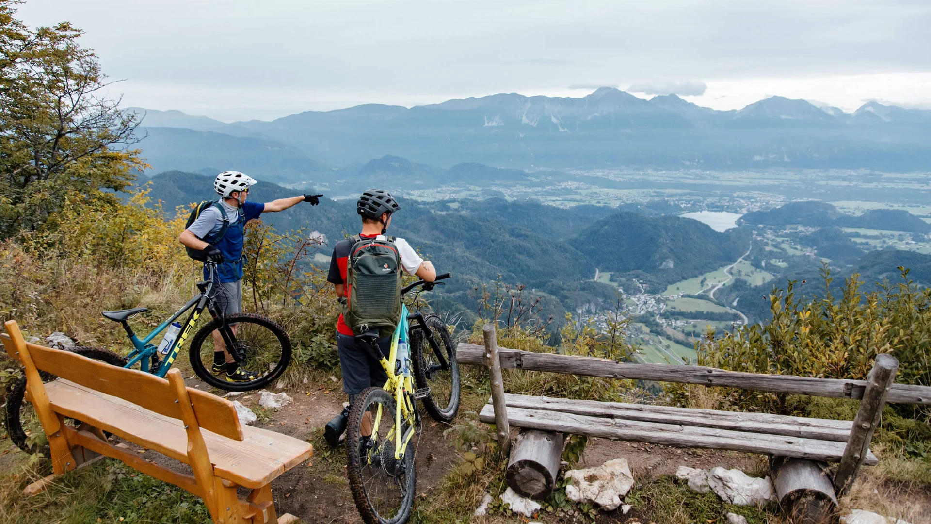 MTB-Bucket List für Slowenien © David Karg Zwei Radfahrer auf Berg mit Blick auf Tal und Berge