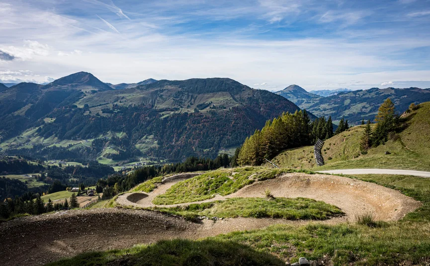 Mountainbiketraject met bergen en blauwe lucht op de achtergrond
