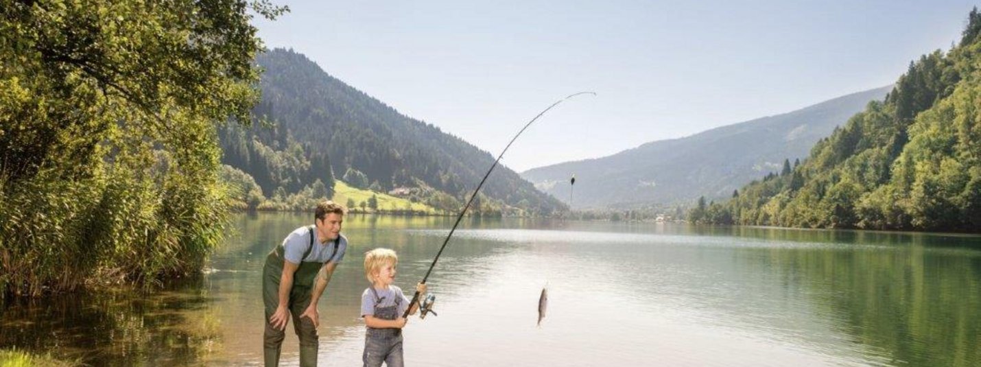 Petri Heil Paket Vater und Sohn angeln an einem ruhigen Bergsee