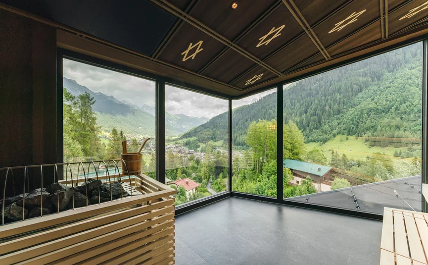 Sauna mit Panoramablick auf Berge und Tal