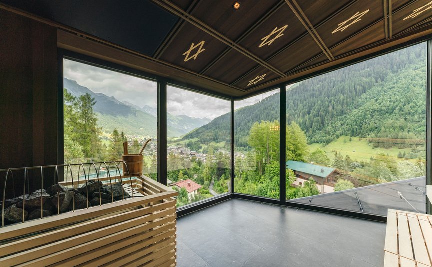 Hotel Arpuria | Hidden Luxury Mountain Home **** © Brandnamic Sauna mit Panoramablick auf Berge und Tal