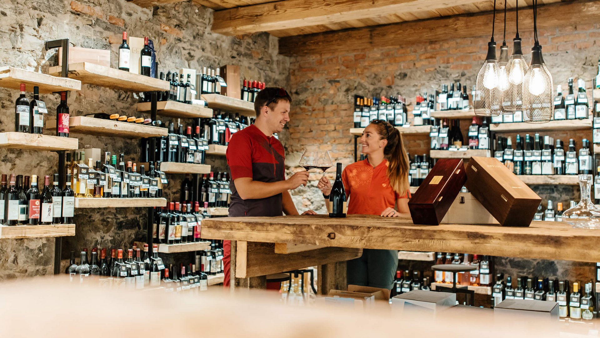 Paar probiert Wein in einem rustikalen Weinladen