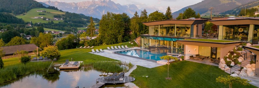 Puradies © creatingclick Modernes Hotel mit Pool und Teich in den Bergen bei Sonnenuntergang