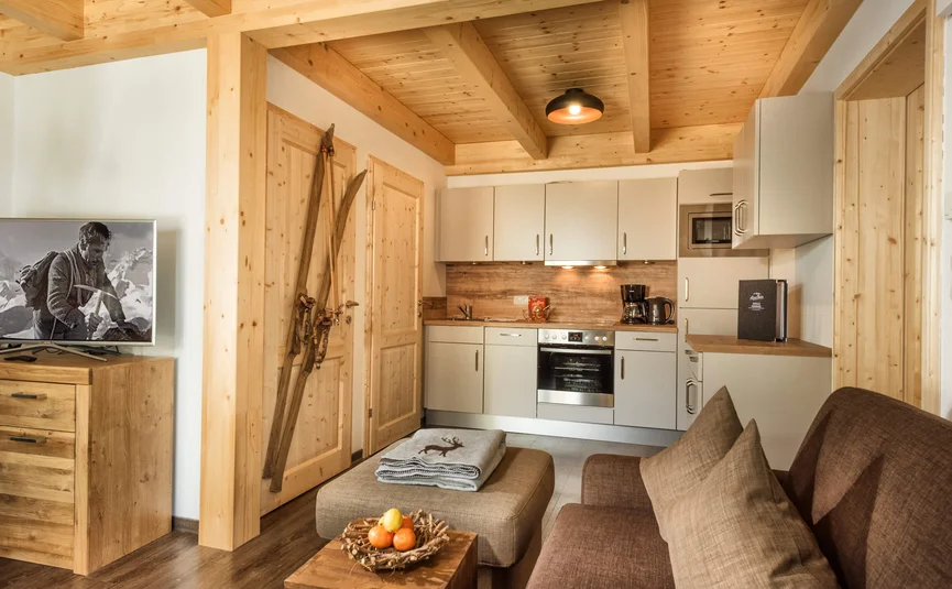 Gezellige keuken met houten balken, bank en tv in een vakantieappartement