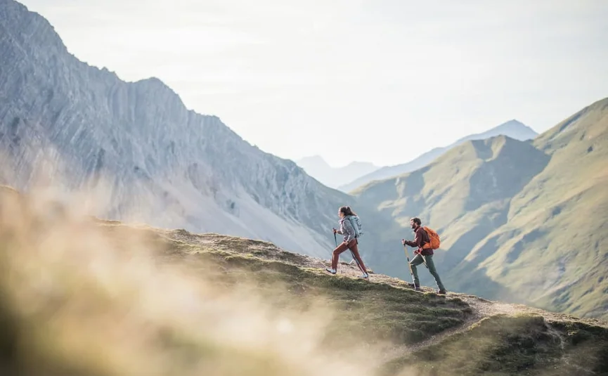 3=4 Tage Zugspitze Spätsommer inkl. 3 Tage Z-Ticket Twee wandelaars met wandelstokken in een indrukwekkend berglandschap
