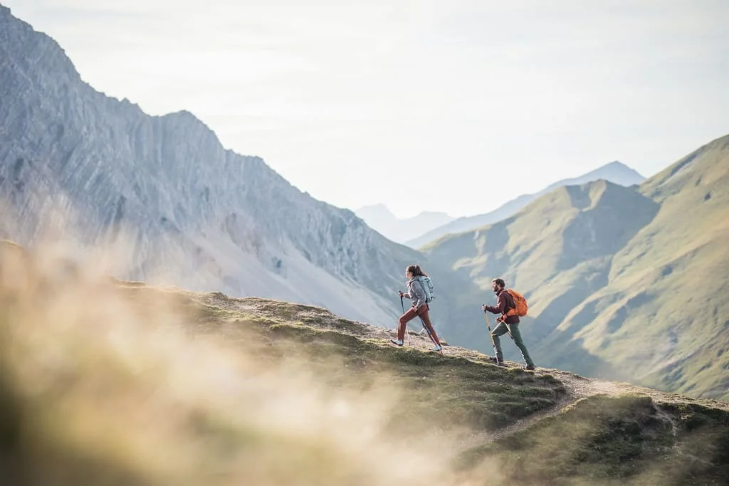 3=4 Tage Zugspitze Spätsommer inkl. 3 Tage Z-Ticket Twee wandelaars met wandelstokken in een indrukwekkend berglandschap