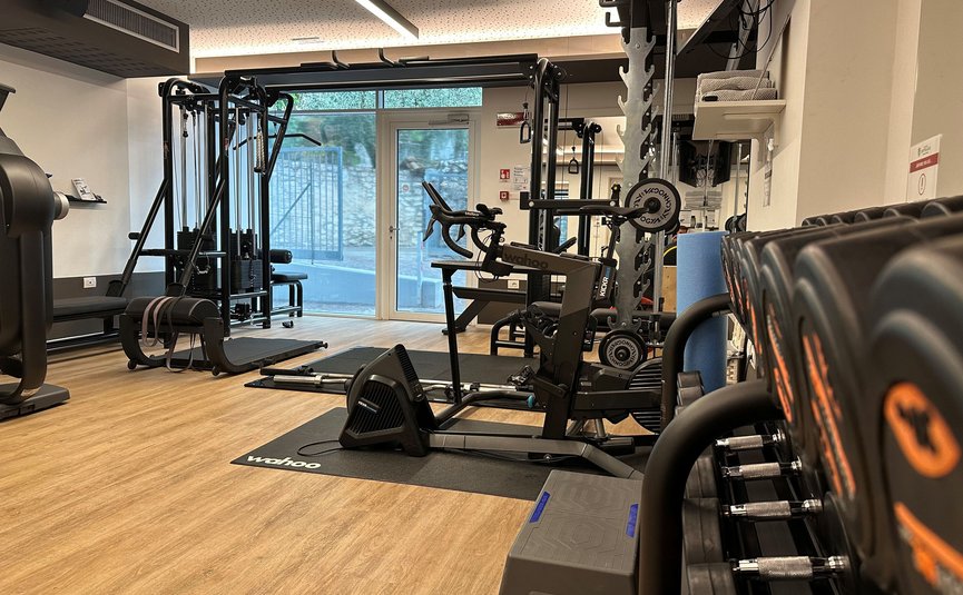 AktivHotel SantaLucia Gardasee **** © Fabio Staropoli Innenansicht eines Fitnessstudios mit Trainingsgeräten und Hanteln