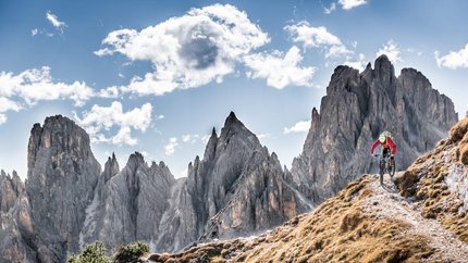 LES VILES © Excelsior Dolomites Life Resort Mountainbiker op smal pad in bergen onder blauwe lucht