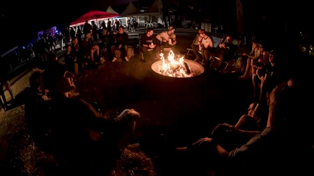 GREEN DAYS 2026 in Nauders-Reschensee
© TVB-Tiroler-Oberland-Nauders-Henri-Lesewitz Gruppe von Menschen sitzt nachts um Lagerfeuer mit Getränken