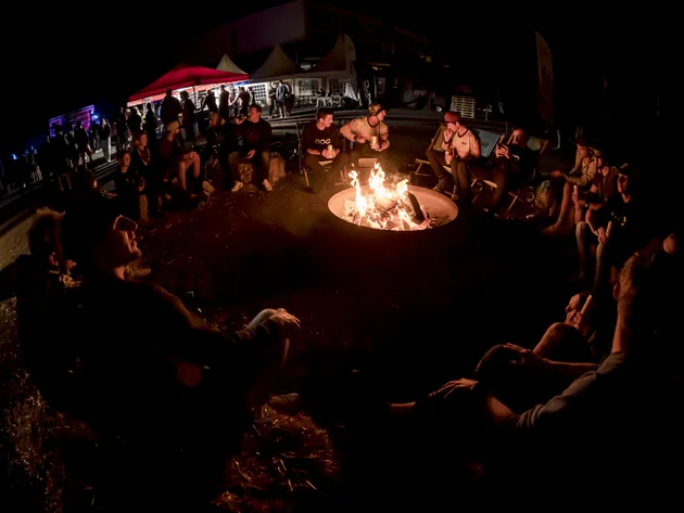 GREEN DAYS 2026 in Nauders-Reschensee
© TVB-Tiroler-Oberland-Nauders-Henri-Lesewitz Gruppe von Menschen sitzt nachts um Lagerfeuer mit Getränken