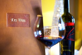 SKI+WINE DAYS Wijnfles en glas rode wijn naast Les Vins menu op leren omslag