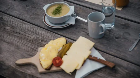7 Highlights im NOCKBIKE-MTB-Urlaub © Felix Saller Brot mit Käse und Suppe auf einem Holztisch serviert