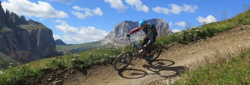Mountainbiker op een bergpad met alpine bergen op de achtergrond