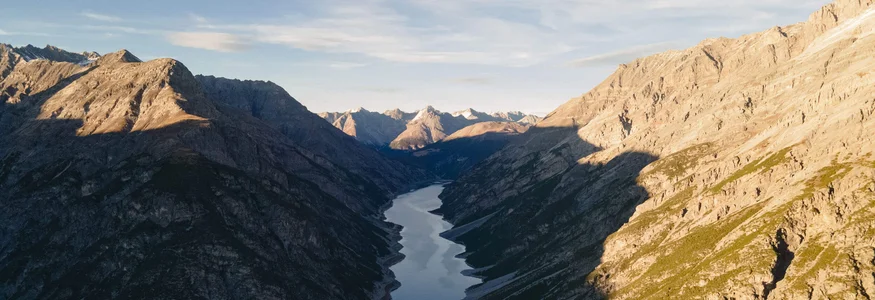 Berglandschaft mit Fluss im Tal bei Sonnenuntergang
