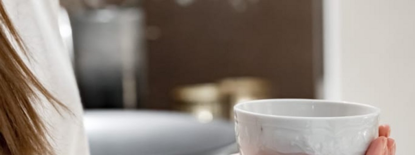 🌿 Auszeit unter der Woche Frau hält weiße Schüssel mit beiden Händen in heller Küche