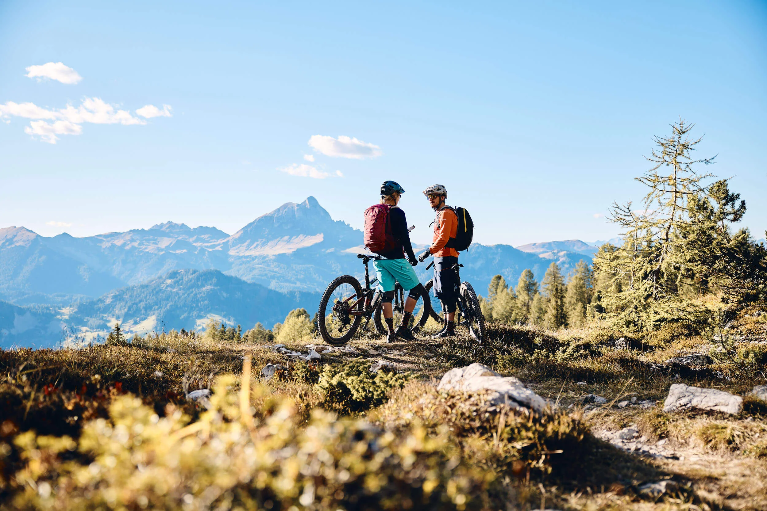 Mountainbike-Urlaub in Alta Badia © Tobias Köhler Zwei Mountainbiker stehen mit ihren Fahrrädern in den Bergen bei klarem Himmel