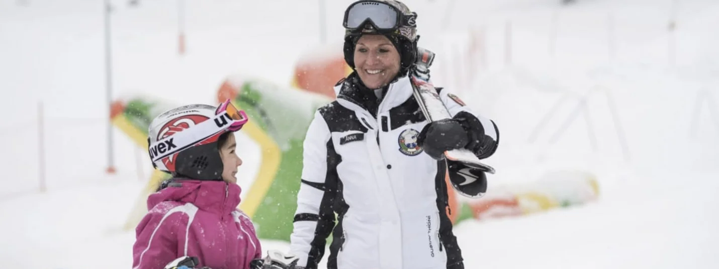 Familien Ski-Opening und Südtiroler Familienadventwochen 7=6 Frau und Kind mit Skiausrüstung im Schnee bei einem Skikurs