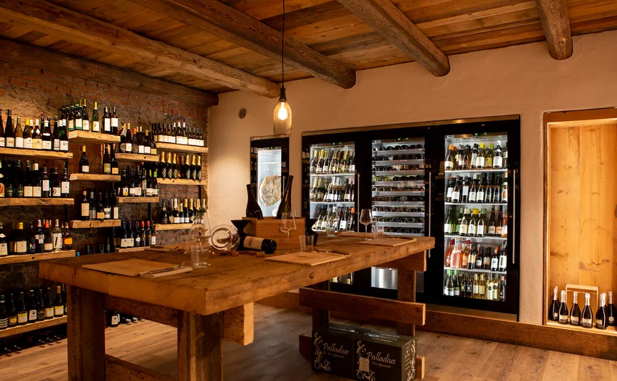 Weinkeller mit Holzregalen, Kühlschränken und Verkostungstisch