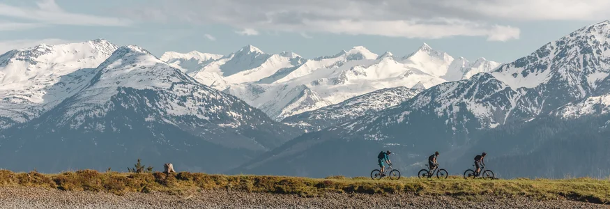 Welcher Hohe Salve-MTB-Typ bist du? © Mathäus Gartner Drei Mountainbiker fahren an einem See vor schneebedeckten Bergen