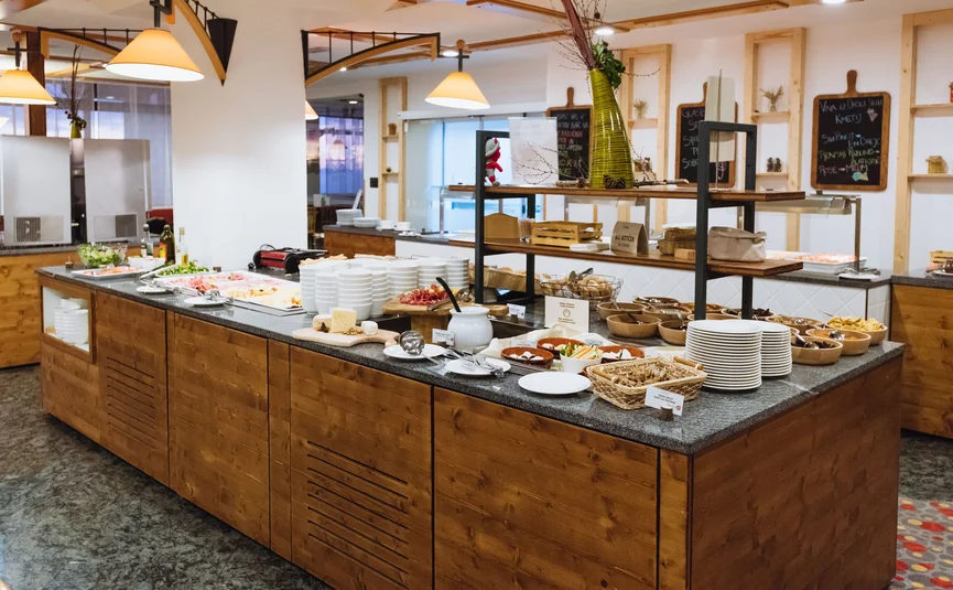 Buffet met verschillende gerechten en servies in modern restaurant
