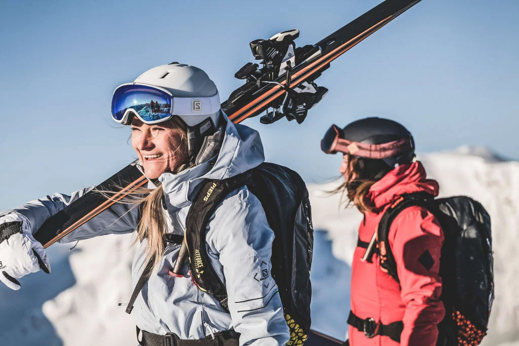 Twee skiërs in winterkleding met uitrusting voor besneeuwde bergen