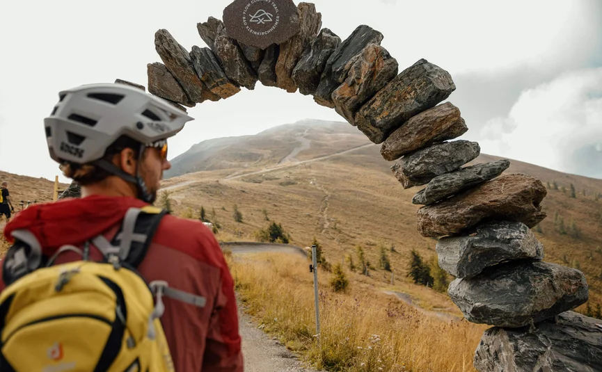 Mountainbiker vor Steinbogen am Flow Country Trail in Bad Kleinkirchheim