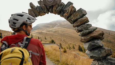7 Highlights im NOCKBIKE-MTB-Urlaub © Felix Saller Mountainbiker vor Steinbogen am Flow Country Trail in Bad Kleinkirchheim