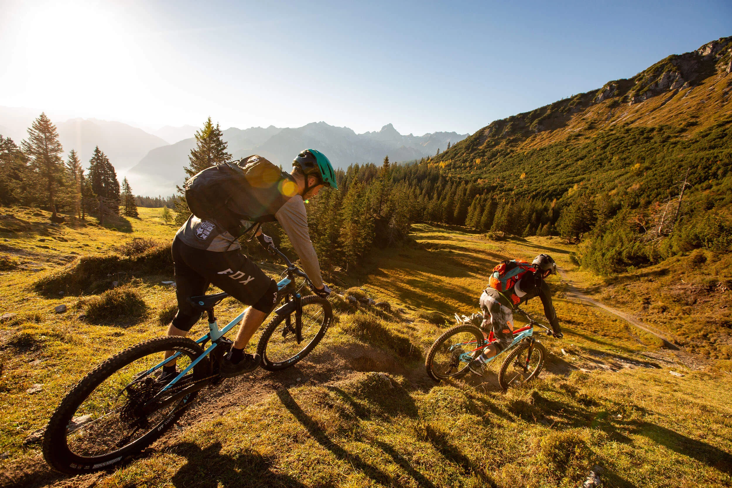 Best of Brandnertal © Michael Marte Zwei Mountainbiker fahren bergab in einer sonnigen Berglandschaft