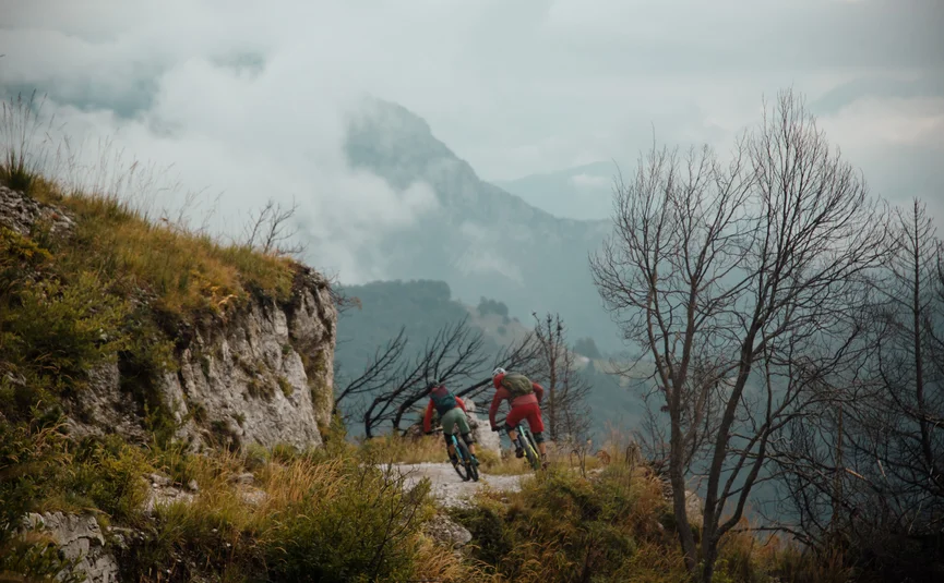 Twee mountainbikers op een mistig bergpad