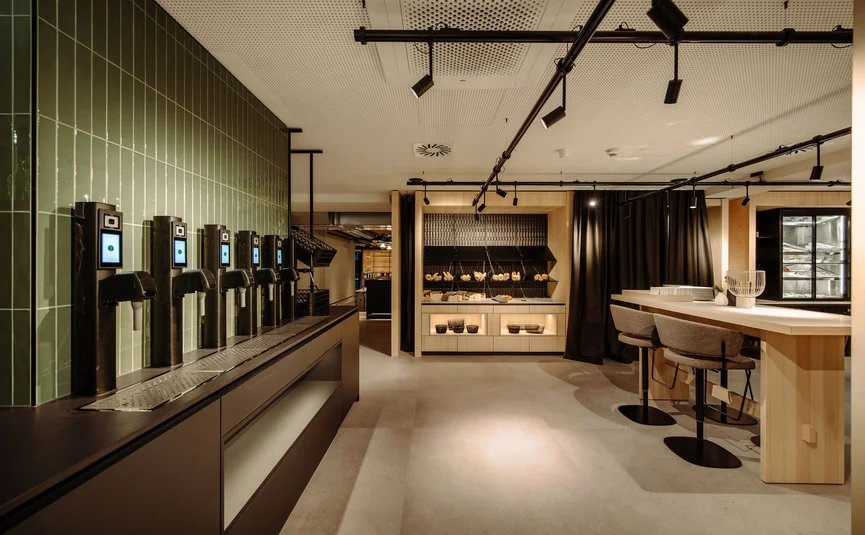 Moderne snackbar met tapinstallatie, zitgedeelte en brooddisplay