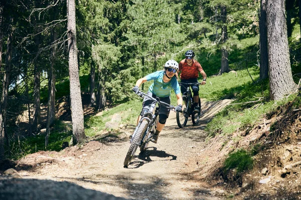 Twee mountainbikers op een bospaadje