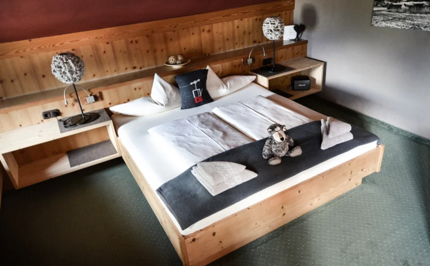 Gemütliches Hotelzimmer mit Doppelbett und Kuscheltier