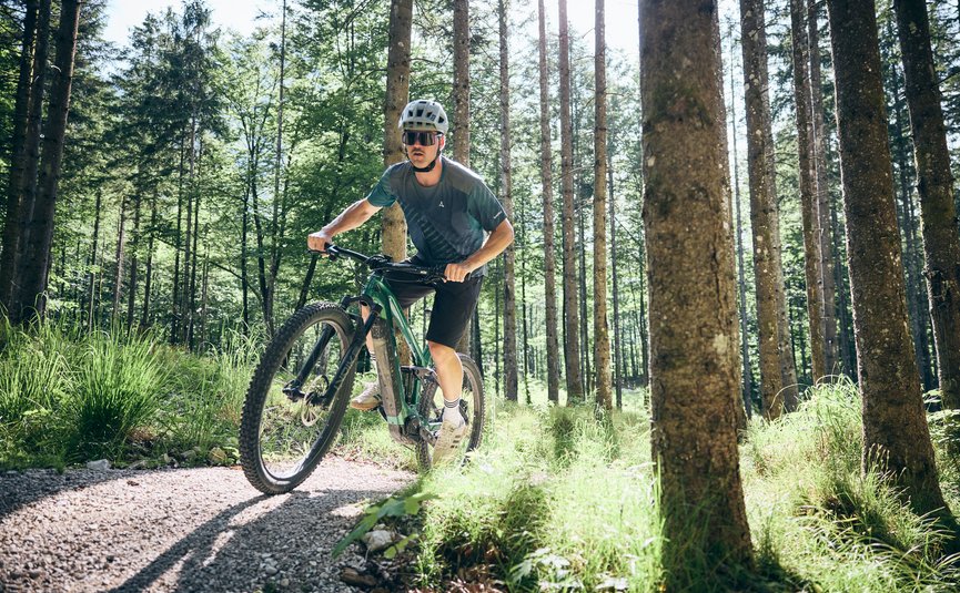 Augst Trail © Tobias Köhler Mann fährt Mountainbike auf Waldtrail im sonnigen Wald