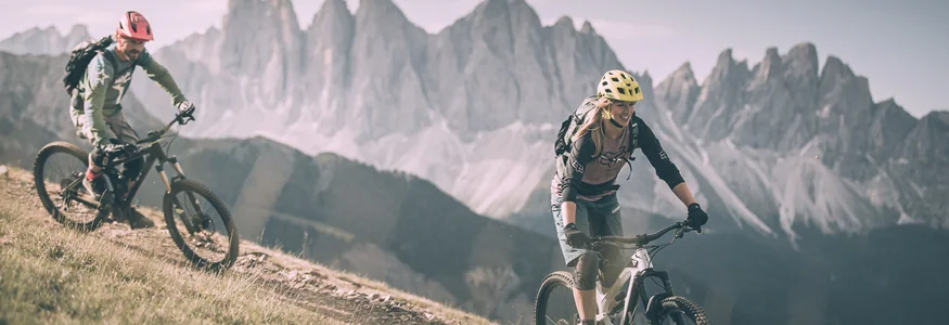 Biken á la Brixen © Brixen Tourismus - Manuel Kottersteger Zwei Radfahrer fahren auf Bergpfad mit Bergen im Hintergrund