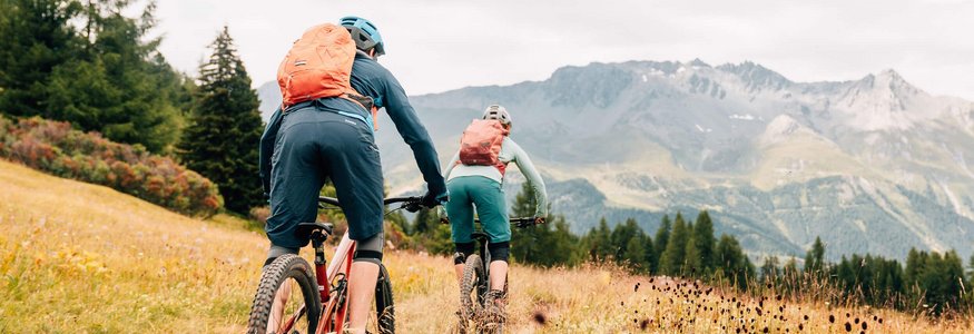 Green Days in Nauders-Reschensee © Patrick Wasshuber Zwei Mountainbiker fahren auf einem Weg durch ein bergiges Grasland