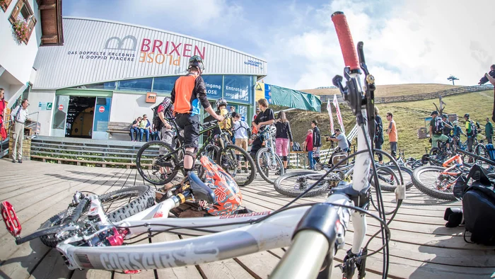 Mountainbiker versammeln sich vor der Talstation Brixen Plose im Sommer