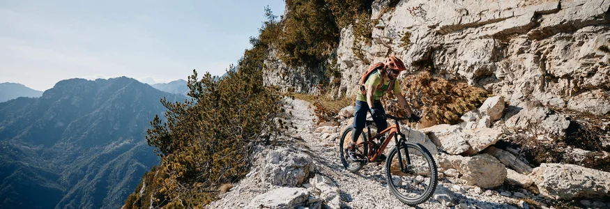 Mountainbiker fährt auf steinigem Pfad in den Bergen