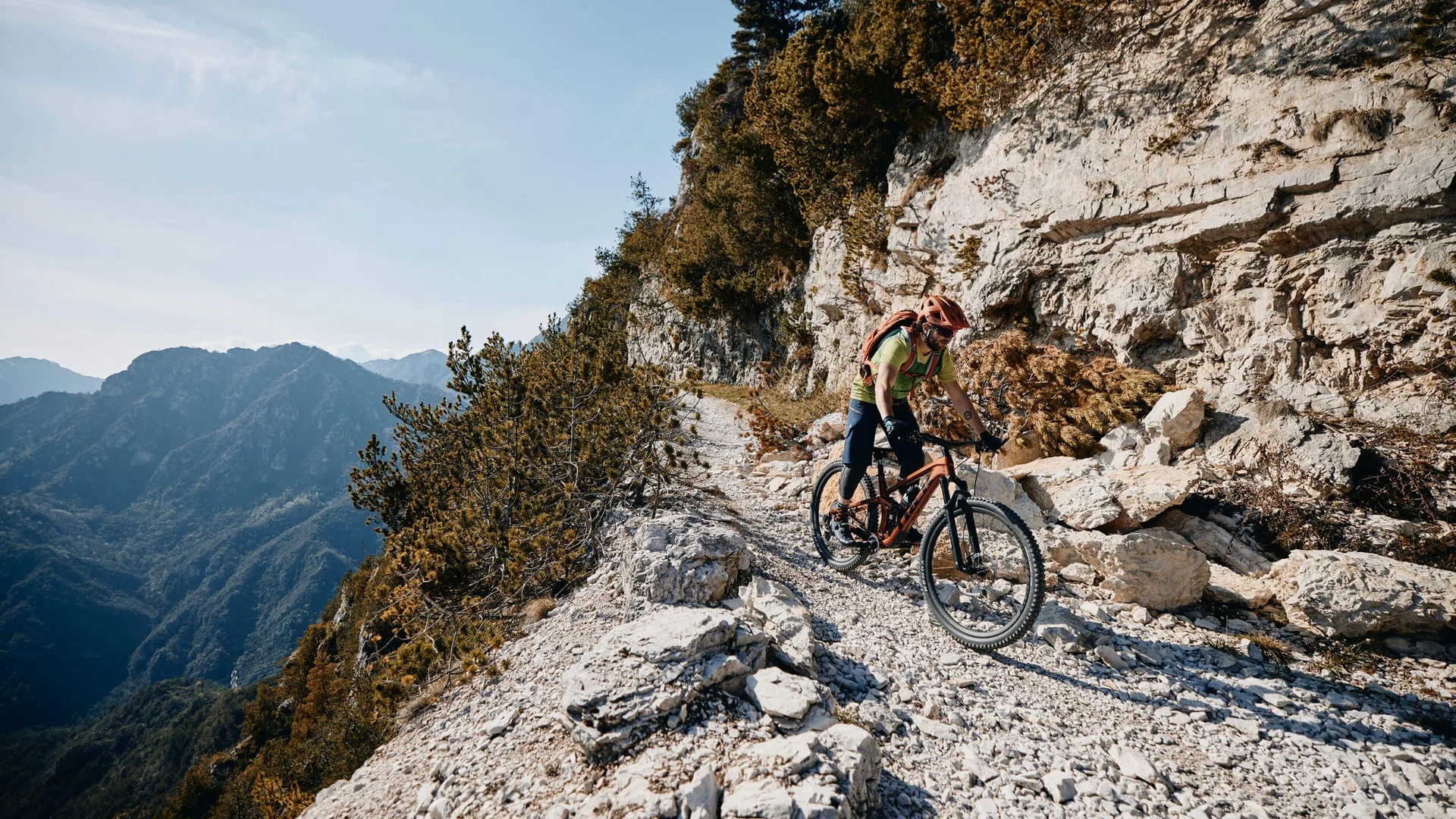 Mountainbiker fährt auf steinigem Pfad in den Bergen